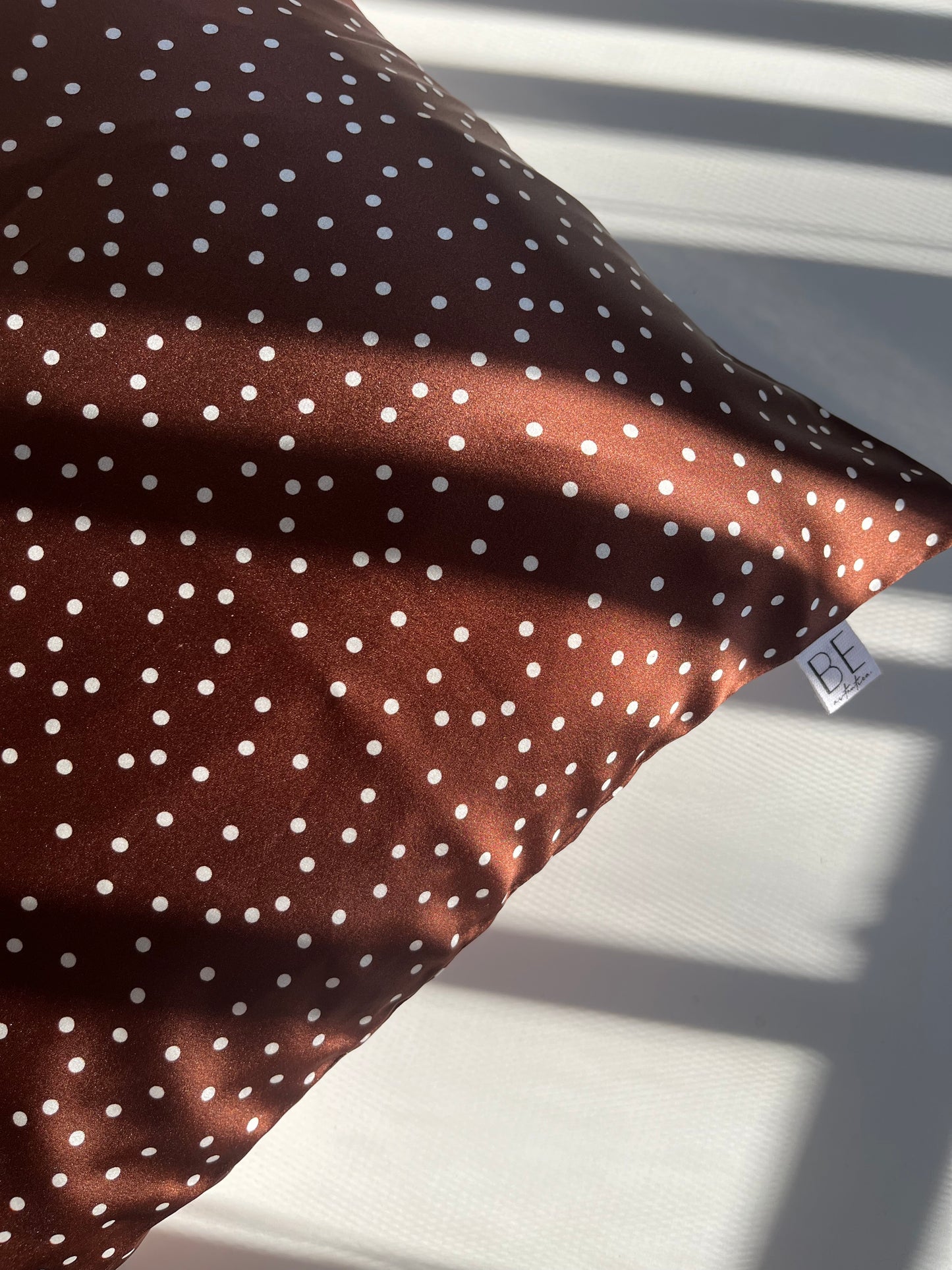 Federa in seta cioccolato a pois