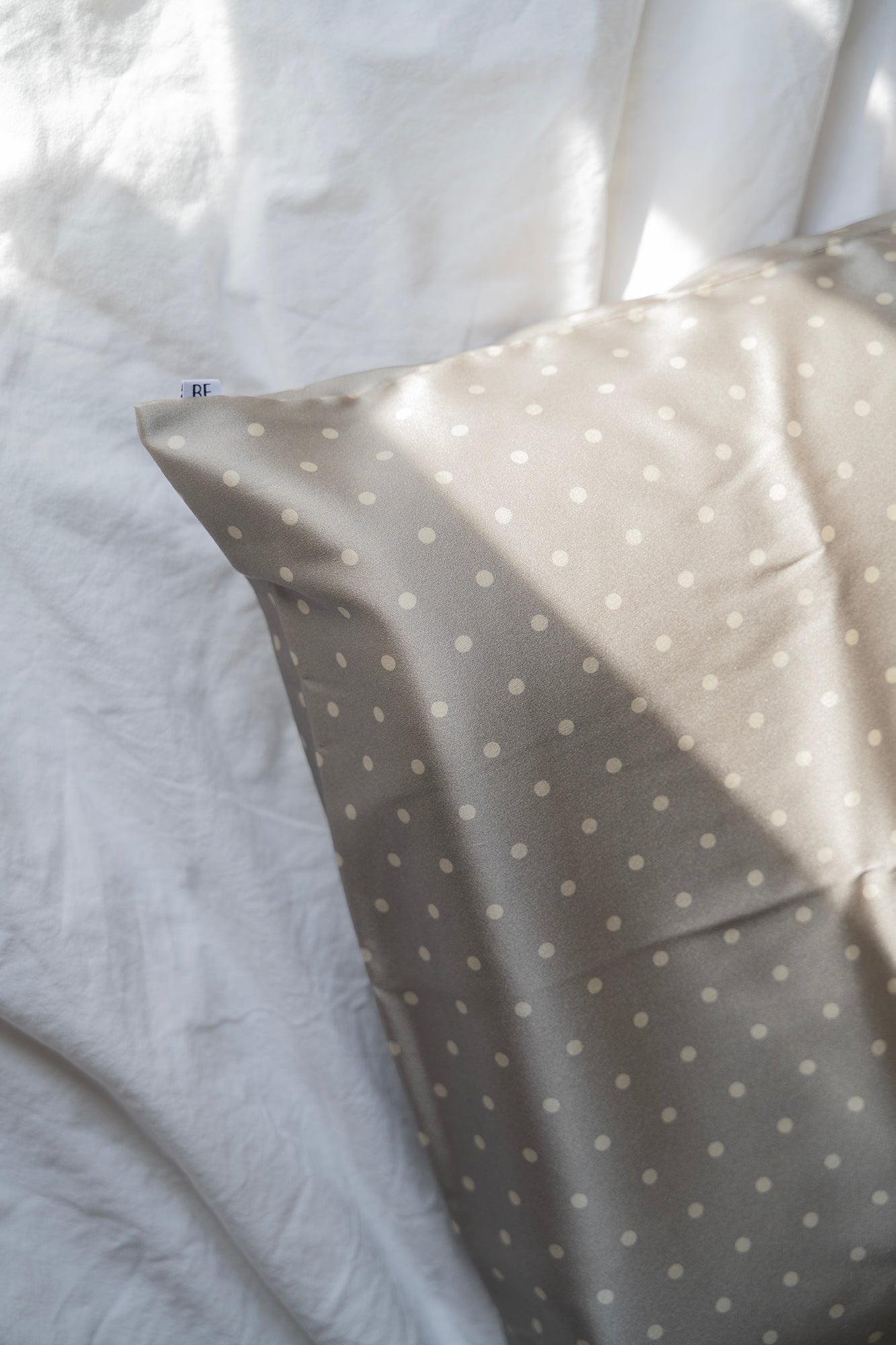 Federa in seta (beige a pois)