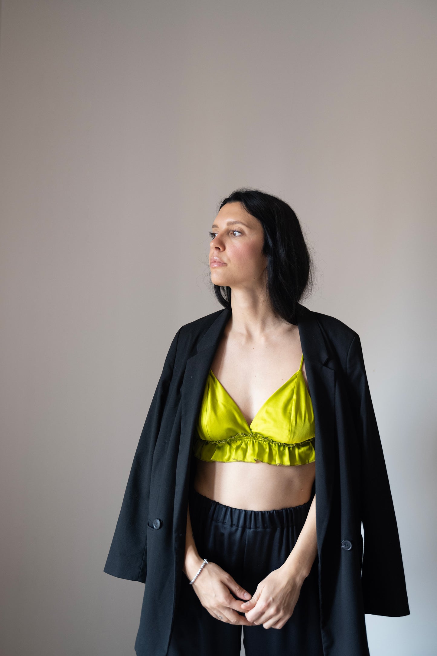 Top Memphis variante verde olio