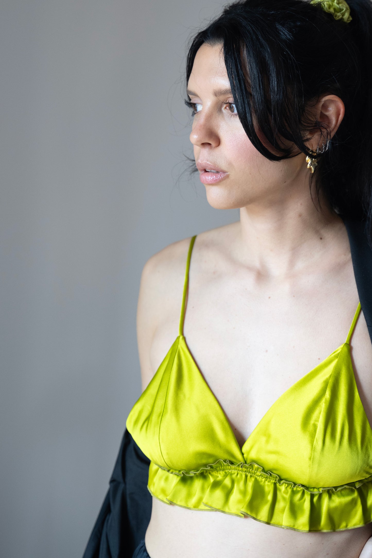 Top Memphis variante verde olio