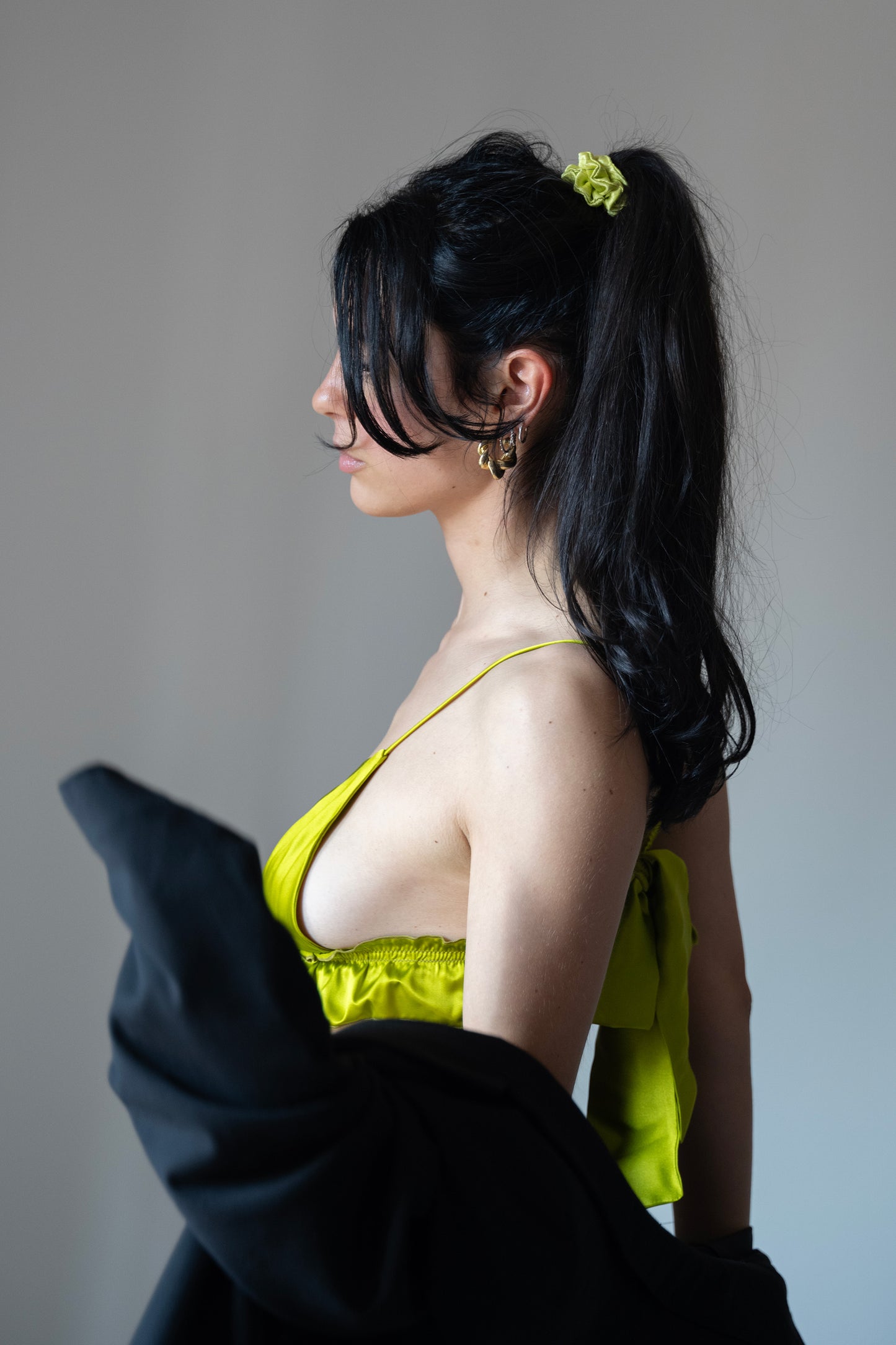 Top Memphis variante verde olio