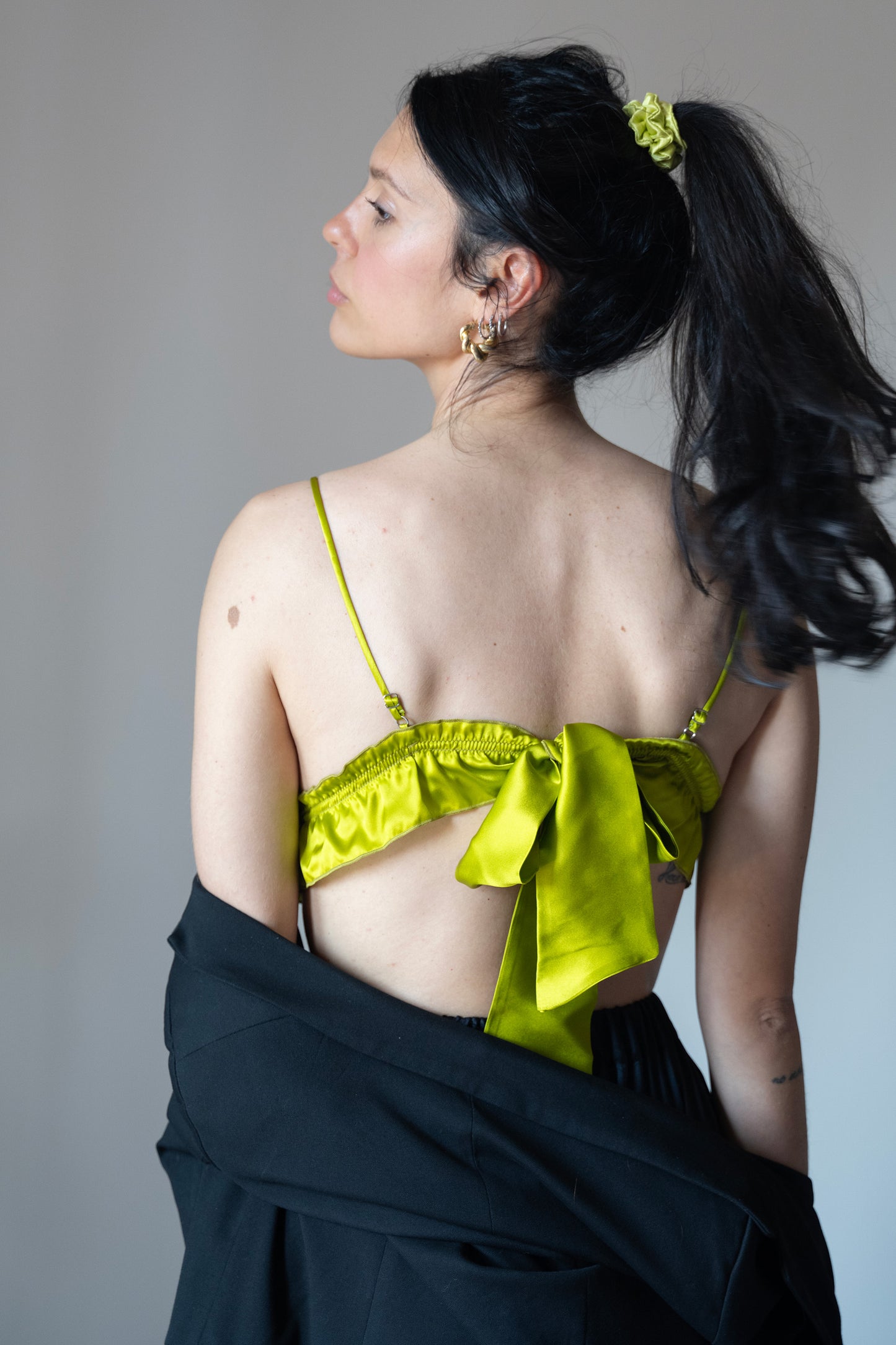 Top Memphis variante verde olio