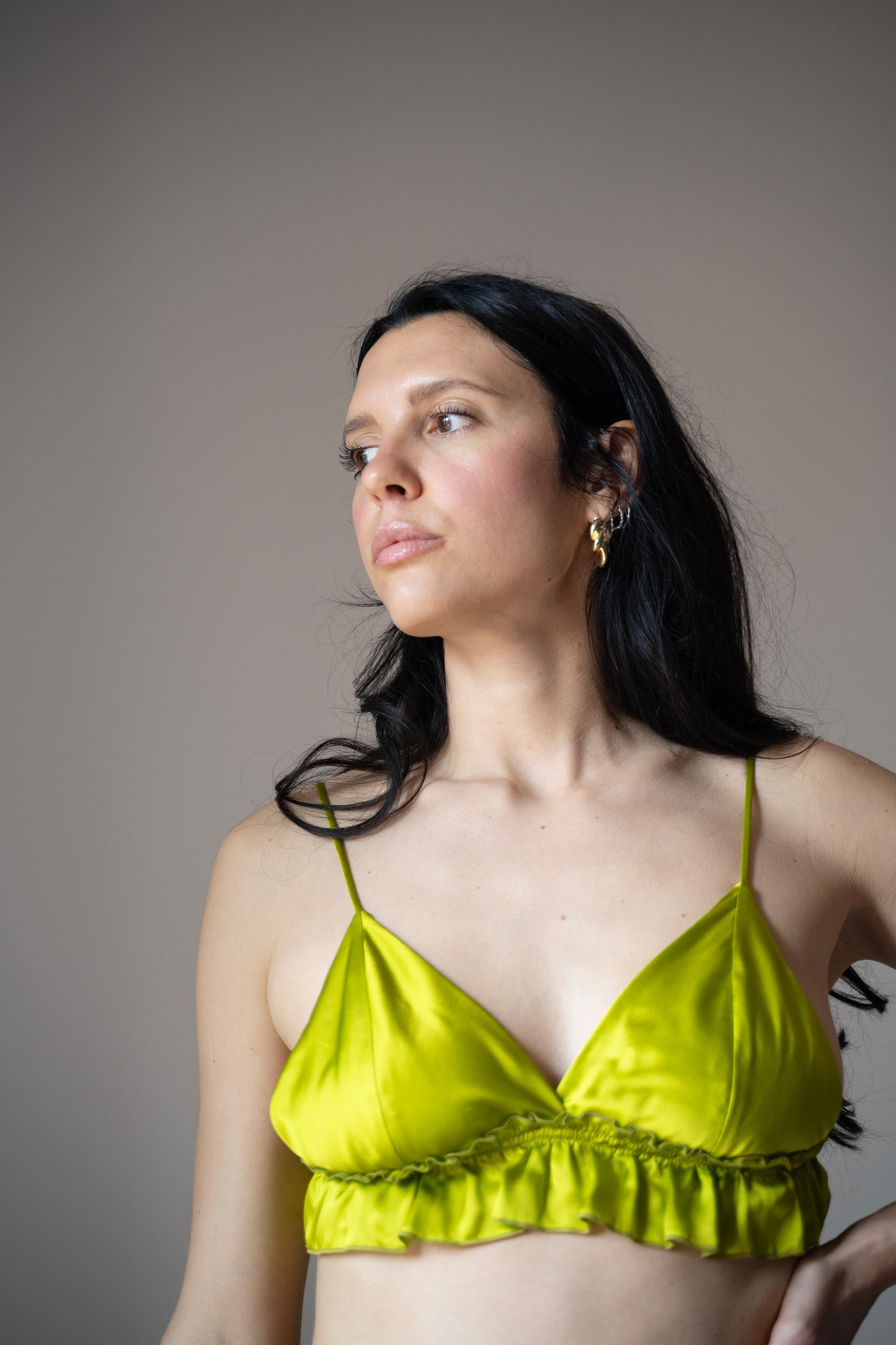 Top Memphis variante verde olio