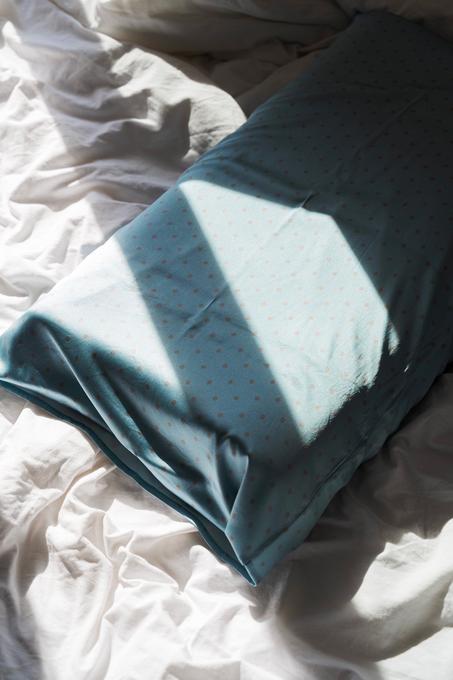 Federa in seta (azzurra a pois beige)