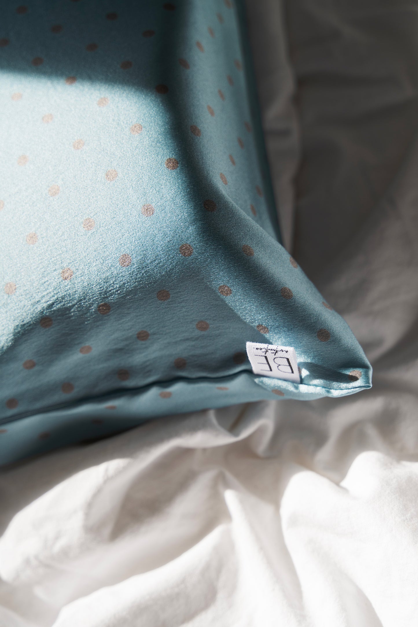 Federa in seta (azzurra a pois beige)